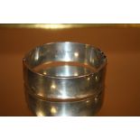 A BIRMINGHAM HALLMARKED SILVER ENGRAVED BANGLE - APPROX 26 g