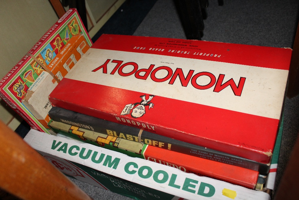 A BOX OF VINTAGE BOARD GAMES TO INCLUDE MONOPOLY, BLASTOFF ETC