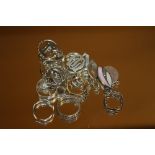 A BAG OF SILVER JEWELLERY TO INC RINGS, PENDANTS & BRACELETS- APPROX 30 g