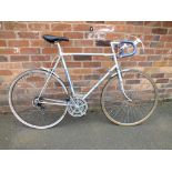 A VINTAGE SILVER GENTS SUN GT10 RACING BIKE, 10 SPEED, 24" FRAME