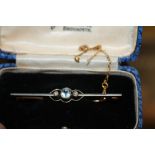 A 9CT GOLD AQUAMARINE & DIAMOND BAR BROOCH 3.8g