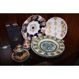 A BOXED OLD TUPTON WARE VASE TOGETHER WITH A SELECTION OF PLATES, ETC