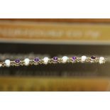 A 9CT GOLD OPAL AND AMETHYST BRACELET - WEIGHT 9.9 GRAMS APPROX