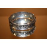 A BIRMINGHAM HALLMARKED SILVER ETCHED BANGLE - APPROX 28 g