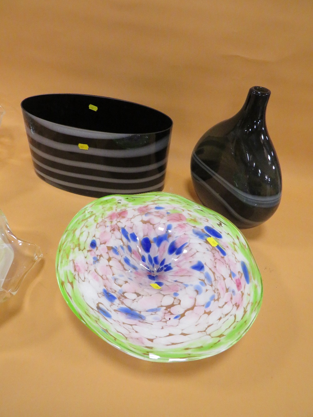 FIVE PIECES OF MOSTLY MODERN STUDIO GLASSWARE - Image 3 of 3