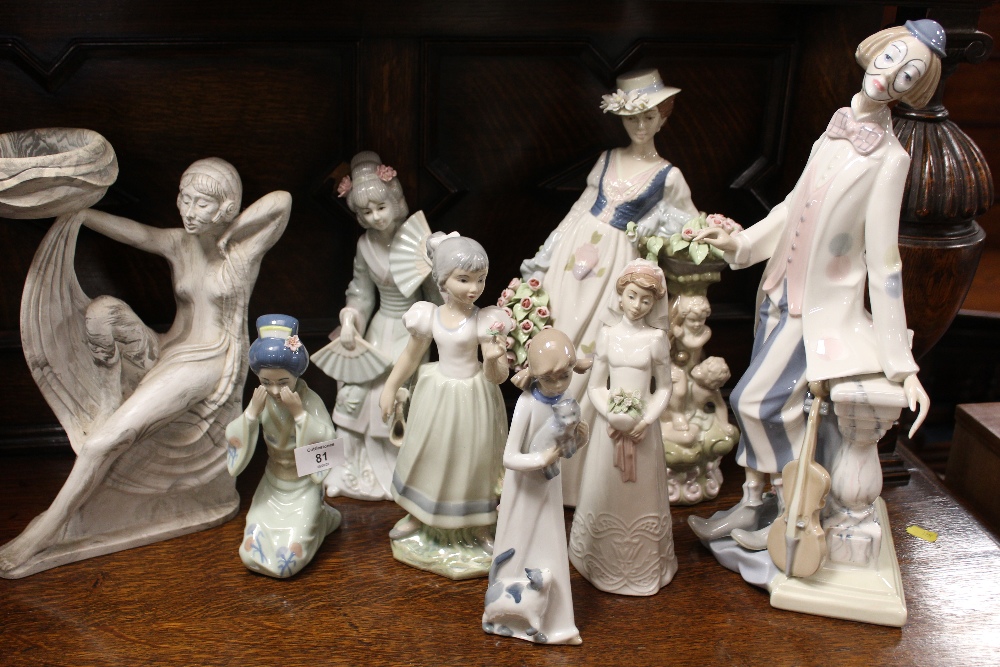 A SELECTION OF MODERN CERAMIC LADY FIGURES, TOGETHER WITH A LARGER FIGURE OF A CLOWN H - 42CM (7)