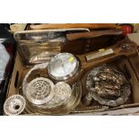 A TRAY OF SILVER PLATED METALWARE ETC. TO INCLUDE SERVING TRAYS, COLLECTABLE TEA SPOONS ETC.