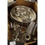 A SMALL TRAY OF SILVER PLATED METALWARE TO INC SILVER HANDLED BUTTONS HOOK & KNIVES ETC
