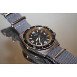 A GENTS VINTAGE 17 JEWELS DIVERS WRISTWATCH BY NEWMARK