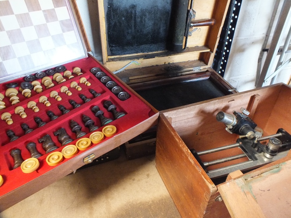 A VINTAGE MICROSCOPE TOGETHER WITH AN OLD PRINTING BOX & CHESS ETC