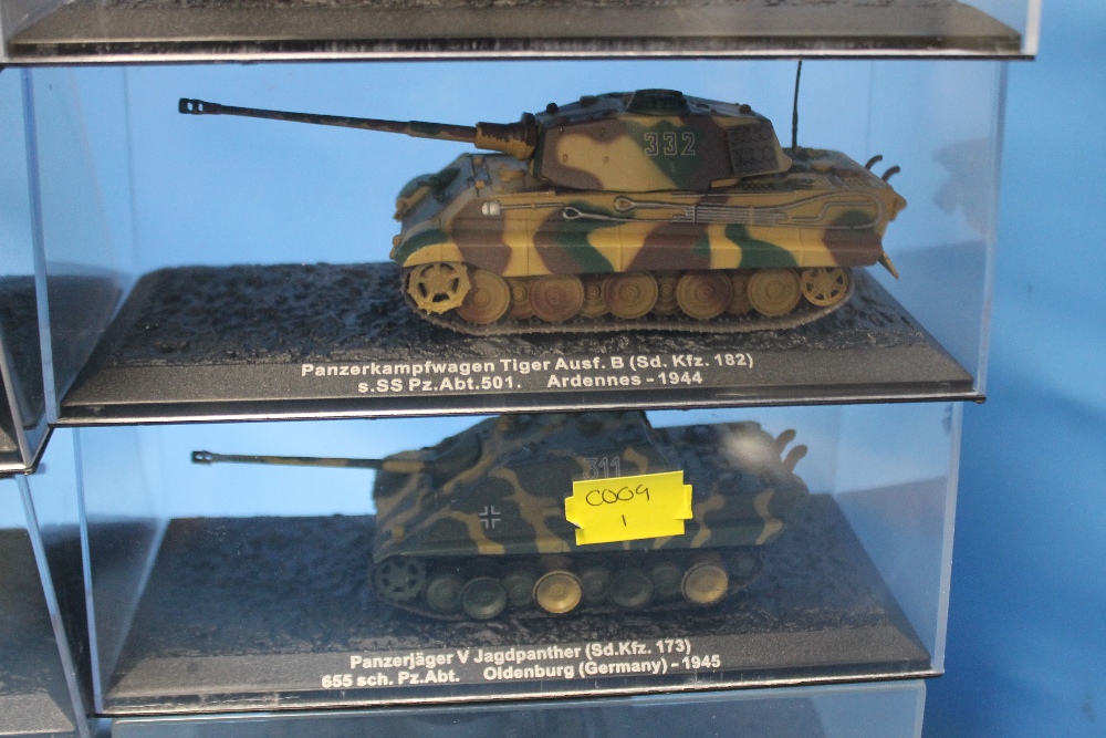 TEN DIE CAST GERMAN WWII TANKS TO INCLUDE JAG D PANTHER, PZ.KPFW VI TIGER, PANZER-JAGER, TIGER II - Bild 5 aus 7