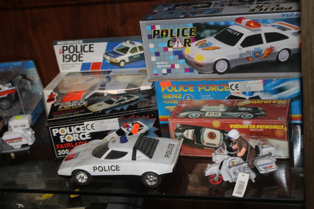 A COLLECTION OF BOXED AND UNBOXED EMERGENCY VEHICLES INCLUDING POLICE - Bild 2 aus 3