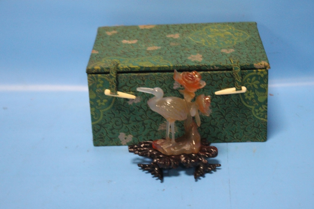 AN ORIENTAL STYLE GLASS BIRD IN FITTED BOX, NO MARKS