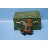 AN ORIENTAL STYLE GLASS BIRD IN FITTED BOX, NO MARKS