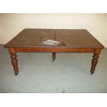 A LARGE OAK WIND-OUT TABLE WITH HANDLE, CENTRE PIECE MISSING, BASE IS WORMED IN PLACES, L 3 m,