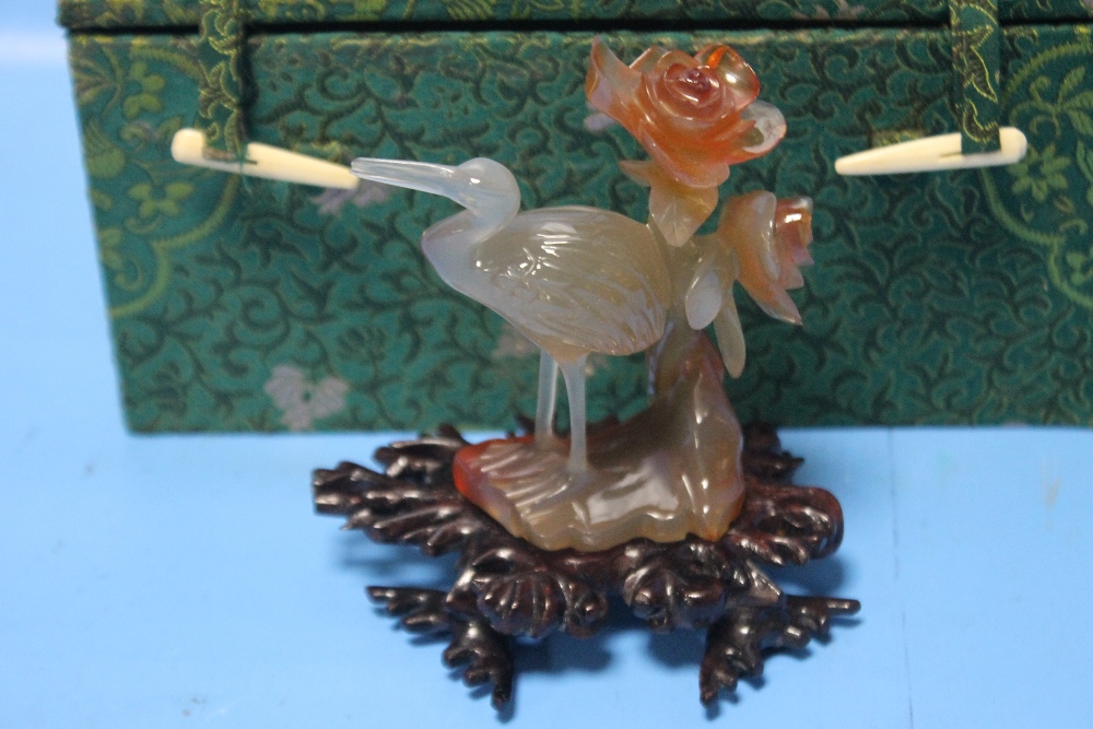 AN ORIENTAL STYLE GLASS BIRD IN FITTED BOX, NO MARKS - Image 2 of 2