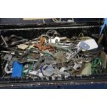 A TIN OF VINTAGE KEYS