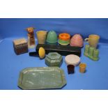A COLLECTION OF VINTAGE BAKELITE AND PLASTIC ITEMS TO INCLUDE BOURN-VITA MUGS, SEWING ITEMS ETC.