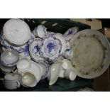 A TRAY OF CERAMICS TO INCLUDE BLUE & WHITE