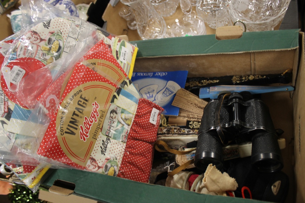 A TRAY OF SUNDRIES TO INCLUDE TWO KELLOGS TEA COSIES, TWO KELLOGS APRONS, COLLECTABLE FANS,