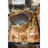A TRAY OF METALWARE TO INCLUDE BRASS AND COPPER
