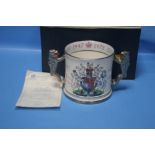 A BOXED PARAGON COMMEMORATIVE TWIN-HANDLED LARGE MUG, HM QUEEN ELIZABETH II AND HRH THE DUKE OF