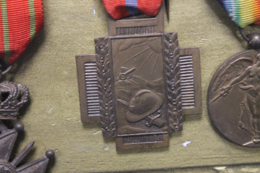 A GROUP OF FIVE WORLD WAR I MEDALS AWARDED TO BELGIAN SOLDIER AUGUST-EDOUARD DE CYPER TO INCLUDE - Bild 4 aus 6