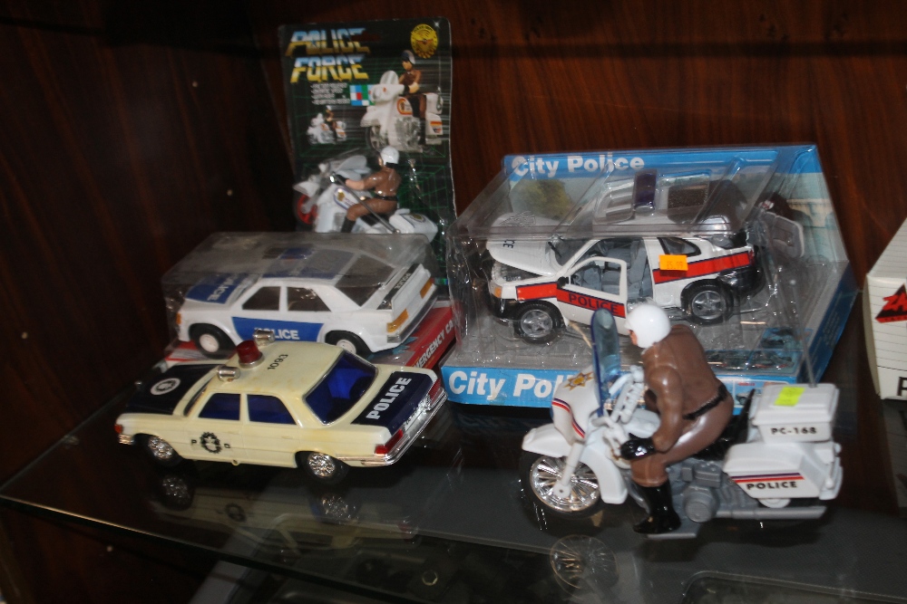 A COLLECTION OF BOXED AND UNBOXED EMERGENCY VEHICLES INCLUDING POLICE - Bild 3 aus 3