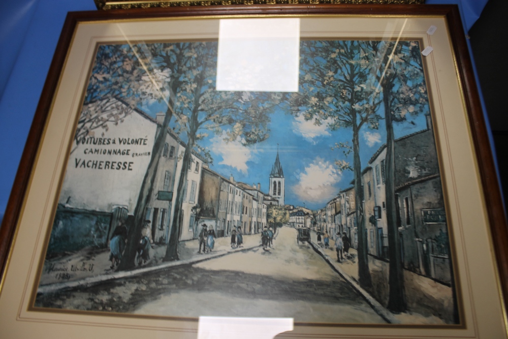 A GILT FRAMED MIRROR, 98 X 67 CM TOGETHER WITH A FRAMED AND GLAZED PRINT OF A STREET SCENE - Image 2 of 3