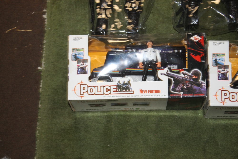 A BOX OF CHILDREN'S POLICE RELATED FIGURES ETC. - Bild 2 aus 4