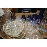 A TRAY OF GLASSWARE TO INCLUDE BLUE GLASS