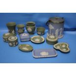 A COLLECTION OF WEDGWOOD GREEN AND BLUE JASPERWARE TO INCLUDE A LIDDED BARREL