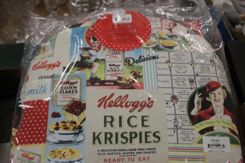 A TRAY OF SUNDRIES TO INCLUDE TWO KELLOGS TEA COSIES, TWO KELLOGS APRONS, COLLECTABLE FANS, - Image 4 of 4
