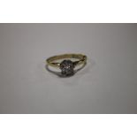 A DIAMOND SOLITAIRE RING, APPROX. 1 CT (CHIP TO ONE SIDE OF STONE), MARKED 18 CT