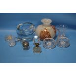 A SMALL COLLECTION OF GLASSWARE TO INCLUDE COLOURED GLASS VASE, BOWL, ETC.