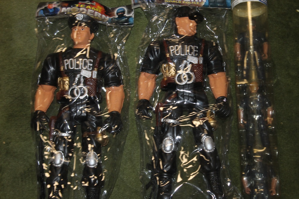 A BOX OF CHILDREN'S POLICE RELATED FIGURES ETC. - Bild 4 aus 4