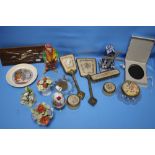 A BOX OF COLLECTABLES TO INCLUDE DRESSING TABLE SET, WEDGWOOD PLAQUE, ASSORTED CERAMICS ETC.