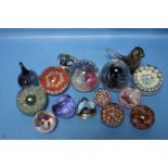A COLLECTION OF PAPERWEIGHTS TO INCLUDE MILLEFIORI EXAMPLES, CAITHNESS ETC.