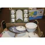 A TRAY OF CERAMICS TO INCLUDE ROYAL WORCESTER