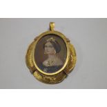 AN 18 CT GOLD FRAMED BROOCH WITH MINIATURE PORTRAIT INSERT