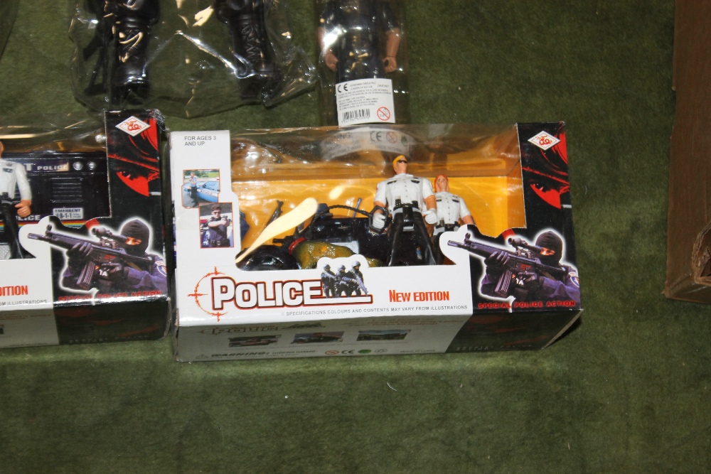 A BOX OF CHILDREN'S POLICE RELATED FIGURES ETC. - Bild 3 aus 4