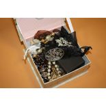 A BOX OF COSTUME JEWELLERY TO INC VINTAGE BROOCHES