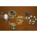 A SMALL BAG OF VINTAGE JEWELLERY TO INC A STERLING SILVER AND NIELLO SWIVEL RING' AGATE BROOCH ETC