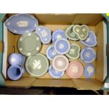 A TRAY OF ASSORTED WEDGWOOD JASPERWARE TO INCLUDE A PINK PIN DISH' TOBACCO JAR ETC.