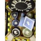 A SMALL TRAY OF ASSORTED WEDGWOOD JASPERWARE TO INCLUDE A BLACK CABINET PLATE' TRINKET POTS ETC.