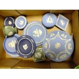 A TRAY OF ASSORTED WEDGWOOD JASPERWARE TO INCLUDE CABINET PLATES ETC.
