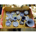 A TRAY OF ASSORTED WEDGWOOD JASPERWARE TO INCLUDE NAVY BLUE TRINKET POTS' FOOTED VASE ETC.