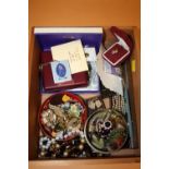 A BOX OF COSTUME JEWELLERY TO INC A QUANTITY OF VINTAGE BROOCHES