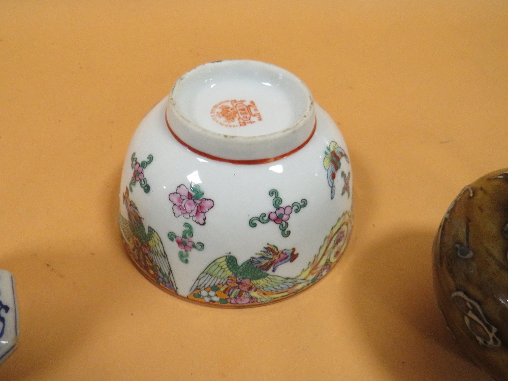 FIVE PIECES OF ORIENTAL CERAMICS TO INCLUDE A SMALL BLUE AND WHITE VASE' CELEDON STYLE BOWL ETC. - Image 2 of 2