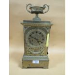 AN ANTIQUES BRASS MANTLE CLOCK WITH KEY & PENDULUM